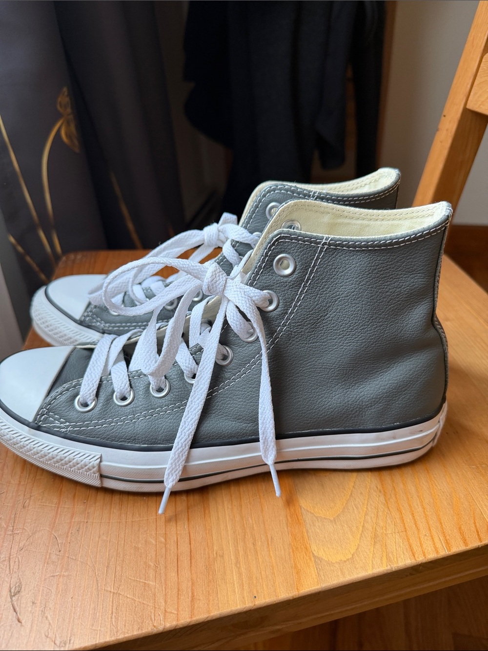 Classic Men’s High-Top Leather Sneakers in Gray and White Size 6.5 - Picture 2 of 6